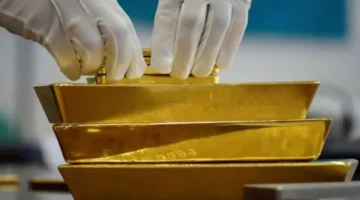 انخفاض طفيف في أسعار الذهب وسط تقلبات السوق